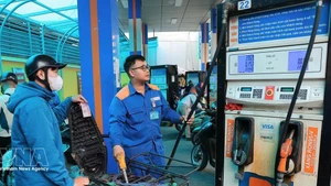 Customers buy and sell fuel at a Petrolimex petrol station. (Photo: VNA)