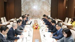 Head of Party Central Committee’s Organisation Commission Le Minh Hung receives Takebe Tsutomu, Special Advisor to Japan–Viet Nam Parliamentary Friendship Alliance. (Photo: VNA)