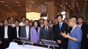 Leaders of the NA and Ha Noi visited the experience and demonstration area of the centralised operations platform for the city’s NA deputies delegation and two-tier People’s Councils.