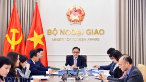 Vietnamese Minister of Foreign Affairs Le Hoai Trung (C) holds phone talks with his Korean counterpart Cho Hyun on March 10 (Photo: VNA)