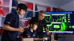 Guiding students at Phenikaa University in “hands-on” exercises to counter cyberattacks. (Photo: NGOC THOM)