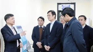 The National Election Council delegation conducts on-site checks in Viet Tri ward, Phu Tho province, on January 6. (Photo: VNA)