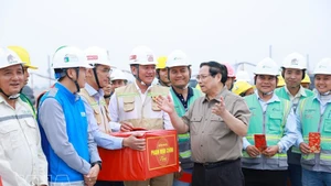 Prime Minister Pham Minh Chinh encourages workers at Gia Binh International Airport construction site (Photo: VNA)