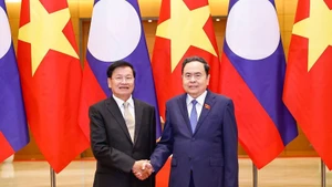 Chairman of the Vietnamese National Assembly Tran Thanh Man (right) meets with Party General Secretary and President of Laos Thongloun Sisoulith in Ha Noi on January 26, 2026. (Photo: VNA)