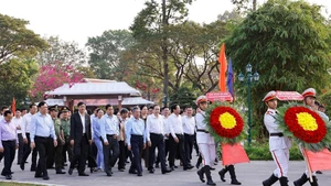 In Pictures: NA Chairman offers incense in tribute to Deputy Scholar Nguyen Sinh Sac in Dong Thap