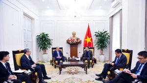 The meeting between Permanent Deputy Minister of Foreign Affairs Nguyen Minh Vu (right) and the delegation of the New Azerbaijan Party in Ha Noi on January 26. (Photo: Ministry of Foreign Affair)