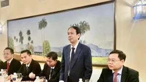 Nguyen Thanh Tung, head of the VEPH delegation, speaks at the meeting with Cuban Vice Minister of Higher Education Reynaldo Veláquez Zaldivar. (Photo published by VNA)