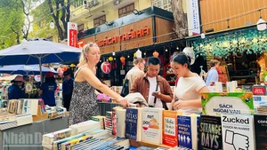 Foreign visitors at Ho Chi Minh City Book Street on the sixth day of the 2026 Lunar New Year. (Photo: LINH BAO)