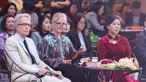 Ngo Phuong Ly (right), spouse of Party General Secretary To Lam, and Duke of Richmond Charles Henry Gordon-Lennox and his spouse enjoy Vietnamese tea and special performances at the Viet Nam National Fine Arts Museum on February 24. (Photo: VNA)