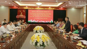 Nguyen Minh Vu, Member of the Party Central Committee and Permanent Deputy Minister of Foreign Affairs, and his delegation work with the Son La Provincial People’s Committee.