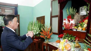 Politburo member and Permanent member of the Party Central Committee's Secretariat Tran Cam Tu offered incense in tribute to President Ho Chi Minh at House 67. (Photo: VNA)