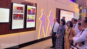 Delegates visit an exhibition on the newly inaugurated Photography Walkway in Ho Chi Minh City. (Photo: LINH BAO)