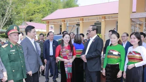 The NA Vice Chairman and his entourage inspect preparations for the election at polling station No. 10 in Tan Thanh village (Photo: VNA)