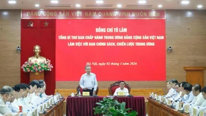 At a working session on the draft resolution for double-digit growth (Photo: VNA)