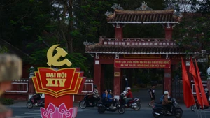 Banners and decorations welcoming the 14th National Congress of the Communist Party of Viet Nam are displayed at the central park in Hue city. (Photo: VNA)