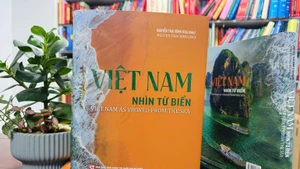 The bilingual Vietnamese-English book “Viet Nam as Viewed from the Sea” has just been published by the Truth National Political Publishing House.