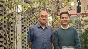 Assoc. Prof. Dr. Pham Quoc Nghi (right) poses for a photo with Assoc. Prof. Dr. Tran Hai Duc of the Ha Noi University of Science. (Photo published by VNA)