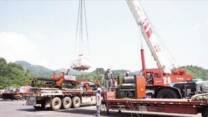 Workers of Huu Nghi Xuan Cuong Joint Stock Company operate specialised cranes for cargo transshipment at Huu Nghi Border Gate in Lang Son Province.