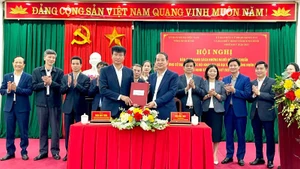 At the conference, the Standing Board of the Viet Nam Fatherland Front Committee of Ninh Binh Province and the Ninh Binh Election Committee signed a handover record for the list of eligible candidates in accordance with regulations.