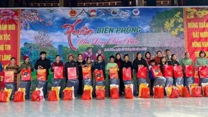 Presenting gifts to poor and near-poor households, and to families under preferential social policy in Anh Son Commune.