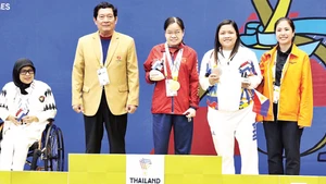 Chess player Tran Ngoc Loan (in red) won individual and team gold in the women’s B1 rapid chess event.