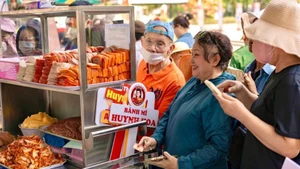 Customers buying bread at the Huynh Hoa shop. (Photo: nhandan.vn)