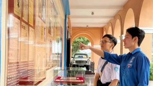 Students visit the exhibition (Photo: VNA)