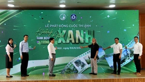 Photographers and representatives from environmental organisations jointly pressed the button to officially launch the contest.