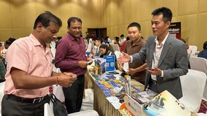 Vietnamese and Indian businesses meet and exchange at the Viet Nam Tourism Promotion and Business Networking Programme in India. (Photo: TITC)