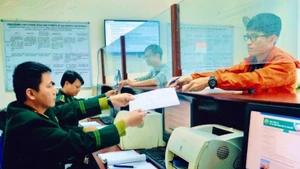 Border Guard officers inspect entry and exit vehicles at Hai Phong Port Border Gate. (Photo: nhandan.vn)