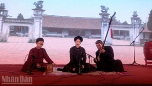 The performance by talented ca nuong Vu Thuy Linh received high praise from the jury.