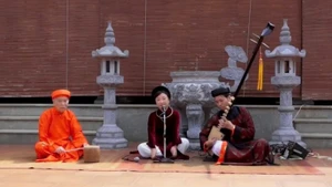 Meritorious Artisan Phuong Hong (centre) performing ca tru at Dac So communal house, Ha Noi. (Photo courtesy of the character)