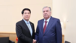 Vietnamese State President Luong Cuong (L) and Tajikistani President Emomali Rahmon at their meeting in New York on September 22 (local time). (Photo: VNA)