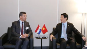 State President Luong Cuong (R) and Paraguayan President Santiago Peña Palacios (Photo: VNA)