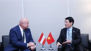 Vietnamese State President Luong Cuong (R) receives Austrian Prime Minister Christian Stocker on the sidelines of the General Debate of the 80th Session of the United Nations General Assembly in New York, the US, on September 22 (local time). (Photo: VNA)