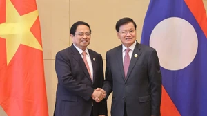 Prime Minister Pham Minh Chinh (L) meets with General Secretary of the Lao People’s Revolutionary Party (LPRP) and President of Laos Thongloun Sisoulith in Tianjin, China on September 1 (Photo: VNA)