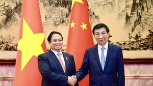 Prime Minister Pham Minh Chinh (L) meets with Wang Huning, member of the Standing Committee of the Political Bureau of the Communist Party of China Central Committee and Chairman of the Chinese People's Political Consultative Conference National Committee on September 1. (Photo: VNA)