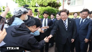 Newly elected Korean President Lee Jae-myung greets citizens as he leaves his residence in Incheon to attend his inauguration ceremony on June 4, 2025. (Photo: Yonhap/VNA)