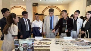 Korean businesses and partners visit an exhibition showcasing Lam Dong province's typical products. (Photo: VNA)