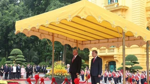 General Secretary of the Communist Party of Viet Nam (CPV) Central Committee To Lam (R) hosts a red-carpet welcome ceremony for First Secretary of the Communist Party of Cuba (CPC) Central Committee and President of Cuba Miguel Díaz-Canel Bermúdez. (Photo: VNA)