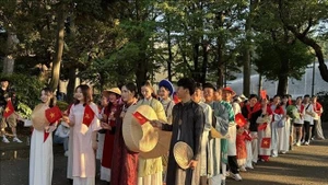 More than 200 Vietnamese and Japanese friends joined the walk in traditional Vietnamese ao dai. (Photo: VNA)