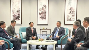 Prime Minister Pham Minh Chinh (L) and Kyrgyz President Sadyr Japarov at their meeting in Tianjin on September 1 (Photo: VNA)