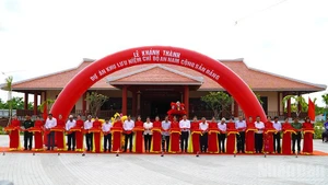 Delegates performed the ribbon-cutting ceremony at the inauguration of the memorial site of the An Nam Communist Party Cell. (Photo: nhandan.vn)