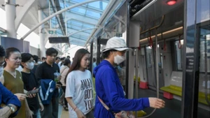 Many people use the Nhon-Hanoi Railway Station (elevated section) for their daily travel. (Photo: THUY NGUYEN)