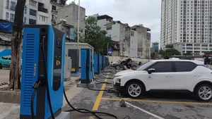 A charging station set up at Giap Bat Bus Station (Photo: VAN HOC)