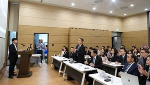 Legal queries and concerns being addressed by lawyers and officials from the Vietnamese Embassy in the Republic of Korea. (Photo: The Ha Noi Bar Association)