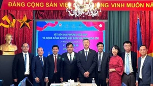 The Quang Binh delegation takes a commemorative photo with the Vietnamese Ambassador to the Czech Republic. (Photo: THAI AN)