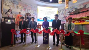 Delegates cut the ribbon at the opening of Quang Ninh Week at EXPO 2025. (Photo: Department of International Cooperation)