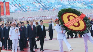 Party and State leaders lays a wreath and pay tribute to President Ho Chi Minh at his mausoleum in Ha Noi on September 1, 2025. (Photo: VNA)
