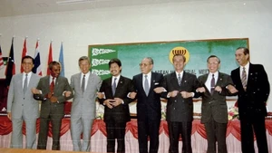 Foreign Minister Nguyen Manh Cam (second from right), the ASEAN Secretary-General, and ASEAN Foreign Ministers at the meeting admitting Viet Nam as the seventh official member of ASEAN, on July 28, 1995, in Bandar Seri Begawan, the capital of Brunei. (Photo: VNA)